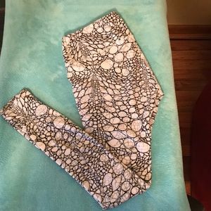 ALO yoga leggings - black & white pattern